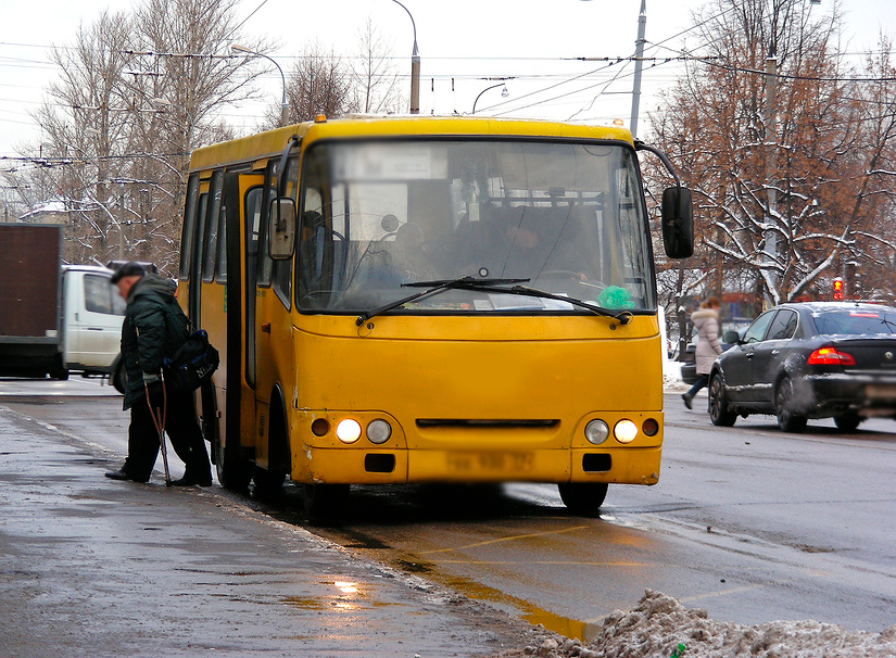 Автобус на автобусной остановке