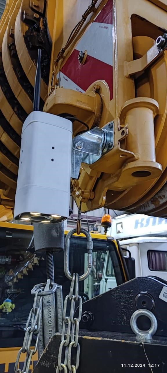 Установленная беспроводная камера NSCAR на стреле автокрана LIEBHERR