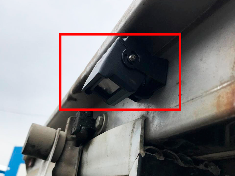 автомобильная камера NSCAR AC104 HD установлена снаружи