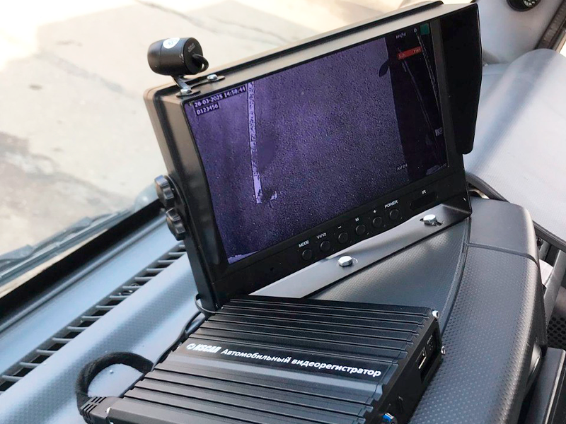 Автомобильный видеорегистратор NSCAR 401 SD на торпедо