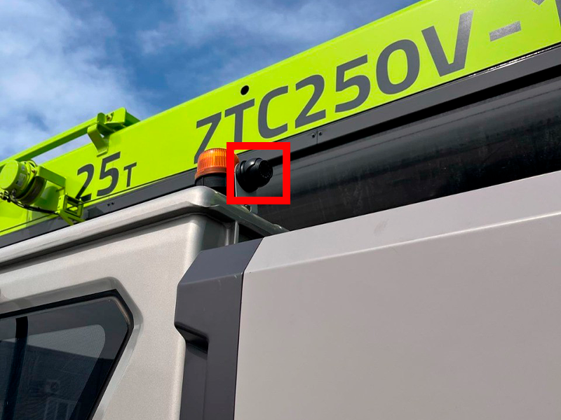 камера NSCAR AJ204 HD смотрит назад, захватывая зону работы стрелы автокрана