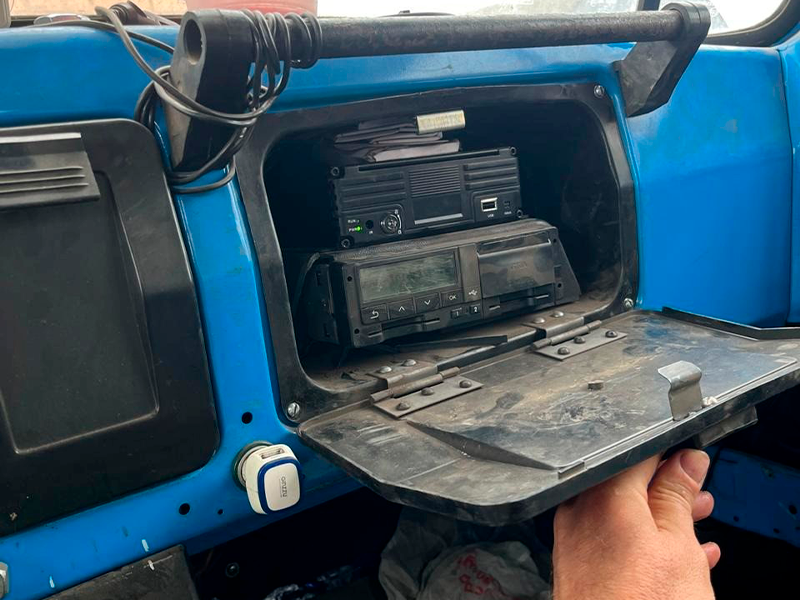 8-канальный регистратор NSCAR F864 ver. 05 HDD с опциями 4G, GPS размещен в бардачке ТС