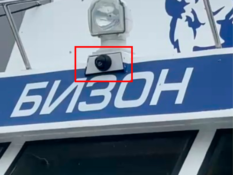 Камера видеонаблюдения установлена на катере и смотри вперед
