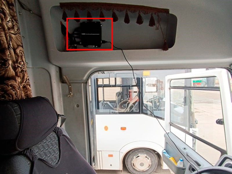 Регистратор в нише сверху над водителем автобуса