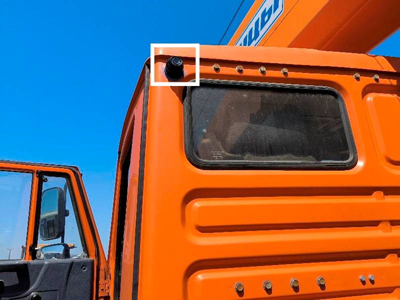 Камера видеонаблюдения установленная в задней части кабины автокрана