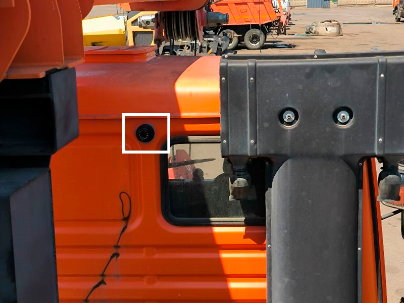 Вторая камера видеонаблюдения установленная в задней части кабины автокрана