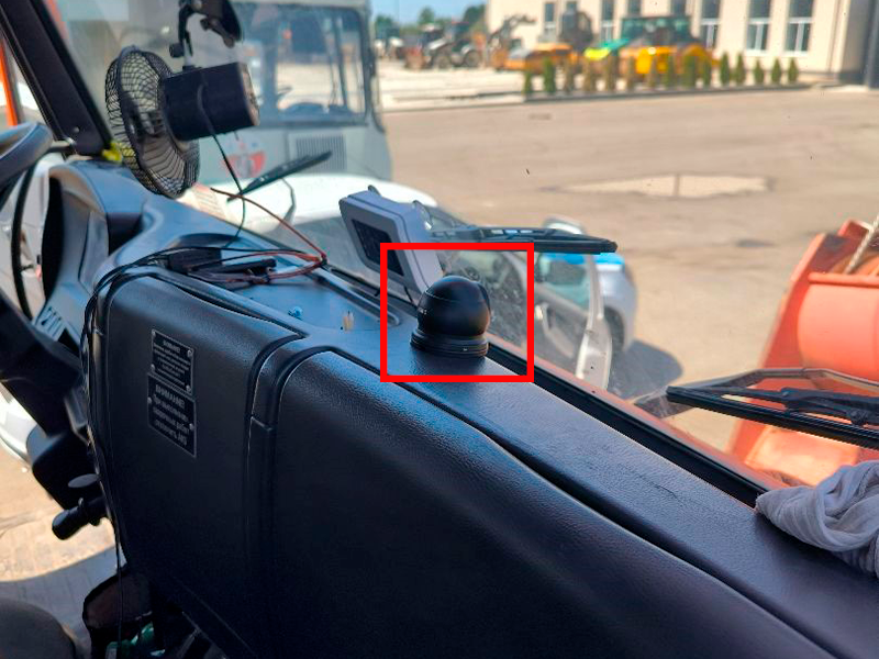 Камера видеонаблюдения установленная на приборной панели водителя автокрана