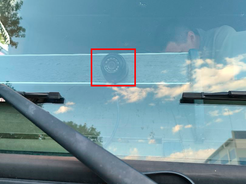 камера видеонаблюдения установленная в кабине для контроля дорожной ситуации