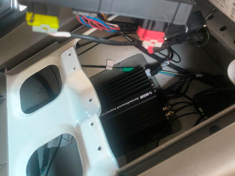 Видеорегистратор установлен под приборной панелью водителя грузовика