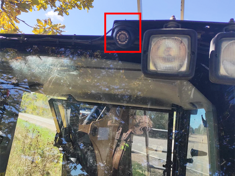 камера видеонаблюдения установлена на передней части экскаватора для контроля его работы