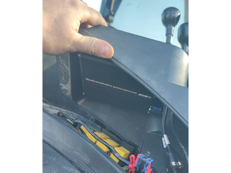 Видеорегистратор размещён под коробкой передач экскаватора