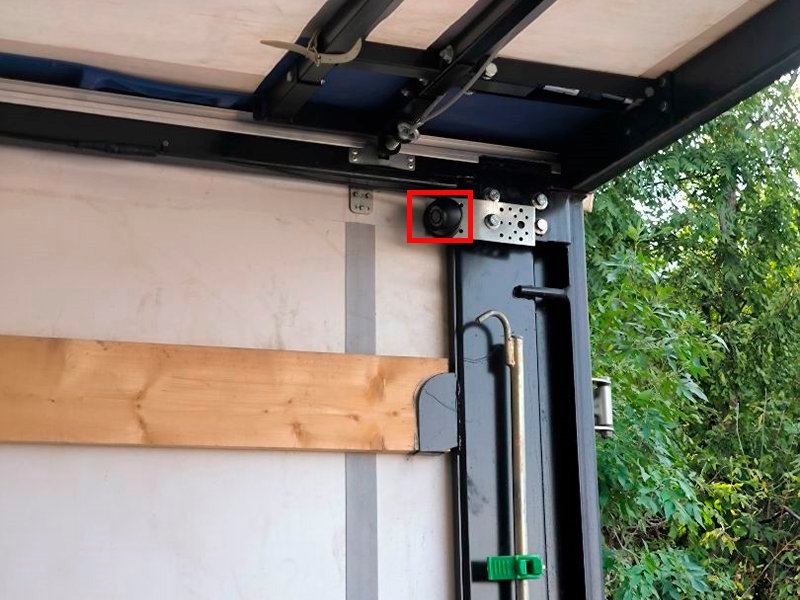 камера наблюдения установлена у дверей кузова грузовика