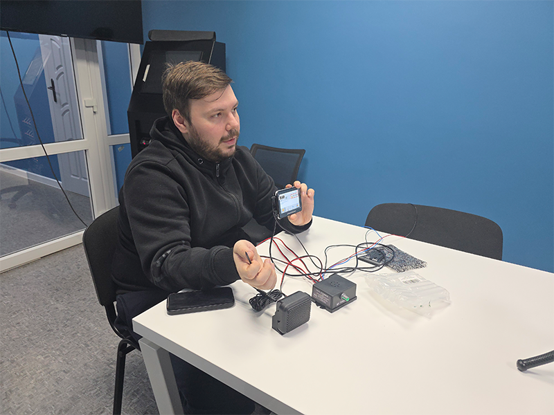 Константин технический специалист компании NSCAR проводит обучение по работе с автоинформаторами