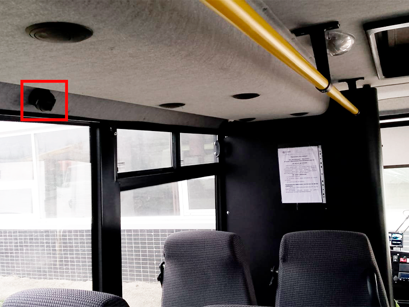 Камера наблюдения направлена на входные двери автобуса