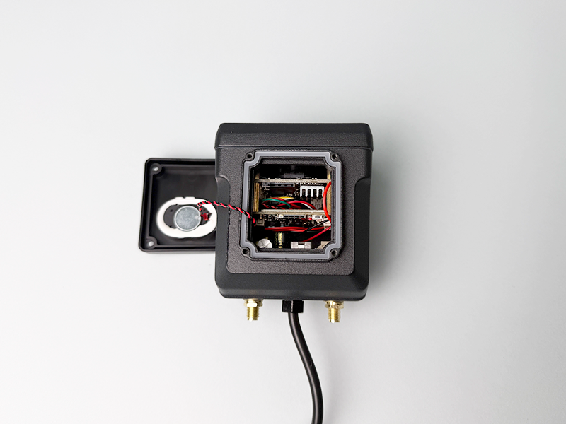 Цифровая видеокамера NSCAR NS63 для транспорта с SIM-картой вид с открытой крышкой