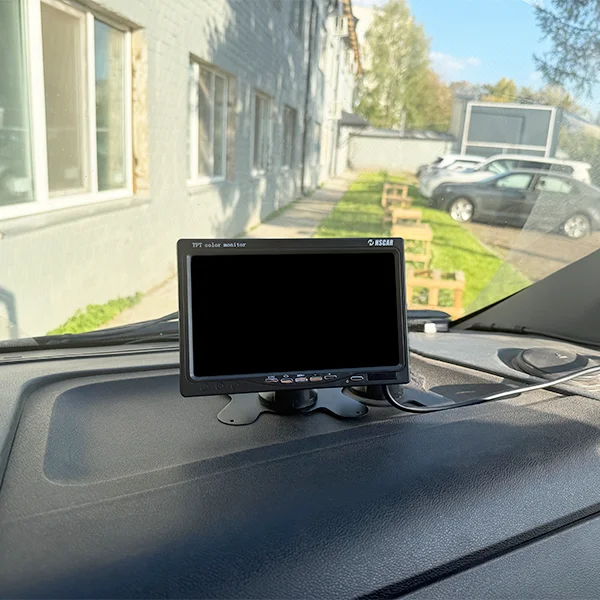 автомобильный монитор установленный на торпедо