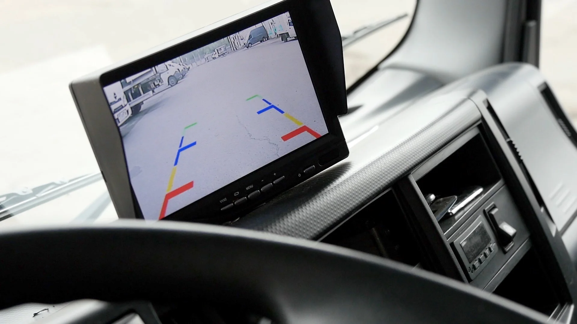 изображение с камеры заднего вида на транспортном мониторе