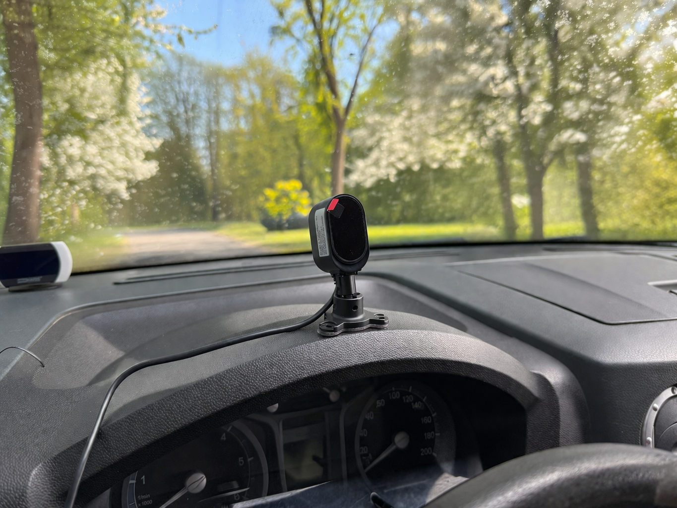 Камера DSM на корырьке приборной панели автомобиля