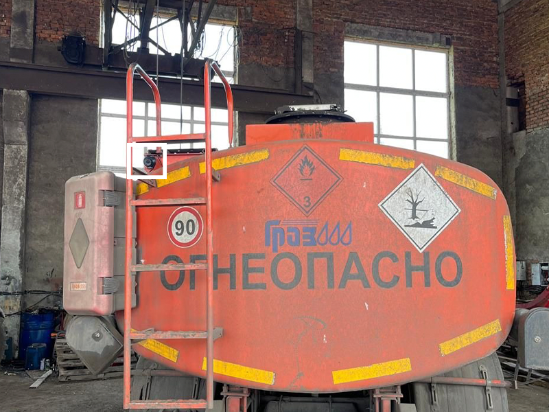 купольная видеокамера установлена на задней части машины на специальном кронштейне