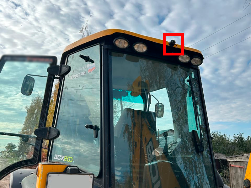 камера установлена над задним стеклом трактора