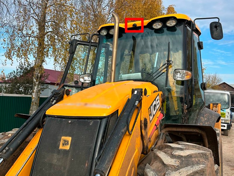 камера установлена над лобовым стеклом трактора