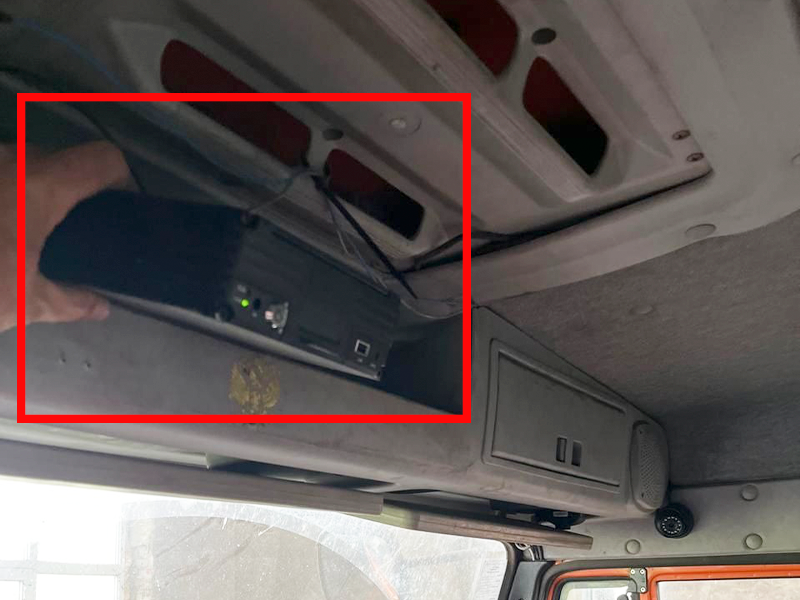 Видеорегистратор в бензовозе размещен в кабине - ниша под потолком