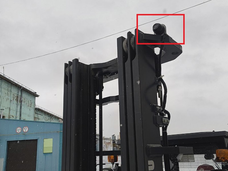На мачте погрузчика уствновлена камера видеокамера