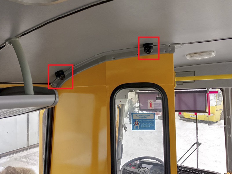 Две камеры видеонаблюдения с обзором салона автобуса
