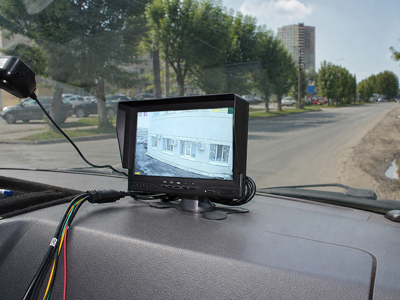 Автомобильный монитор NSCAR MP 803 Full HD на 4 видеовхода стоит на приборной панели