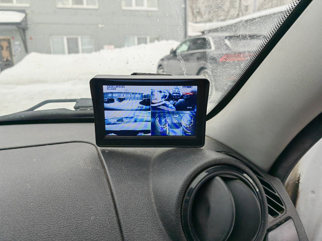 автомобильный монитор показывает изображения с камер в салоне учебного автомобиля